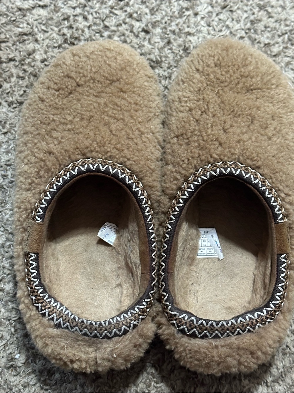CLOSET CLOSING UGG BIG KID SLIPPERS SIZE 7